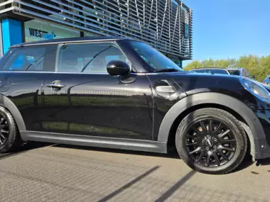 1000034943 -  - MINI ONE NAVI/BLUETOOTH/VERW.ZETELS/AUTO. AIRCO